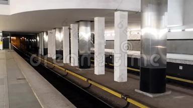 车站在现代化的地铁站站台上到达和离开，挤满了人。 视频1920x1080